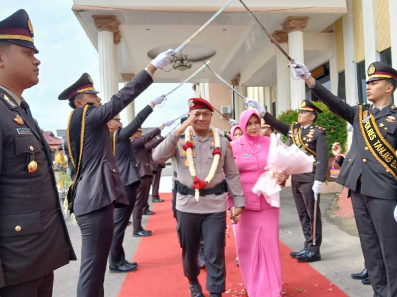 AKBP Agung Basuki Bersama Ny Mutya Agung Melewati Gerbang Pora Saat Berpamitan (ist)