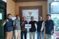 Pengurus KMJKS dan LPJKS Cabang Tanjab Barat Saat Menyerahkan Donasi Secara Simbolis (ist)