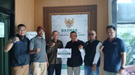 Pengurus KMJKS dan LPJKS Cabang Tanjab Barat Saat Menyerahkan Donasi Secara Simbolis (ist)