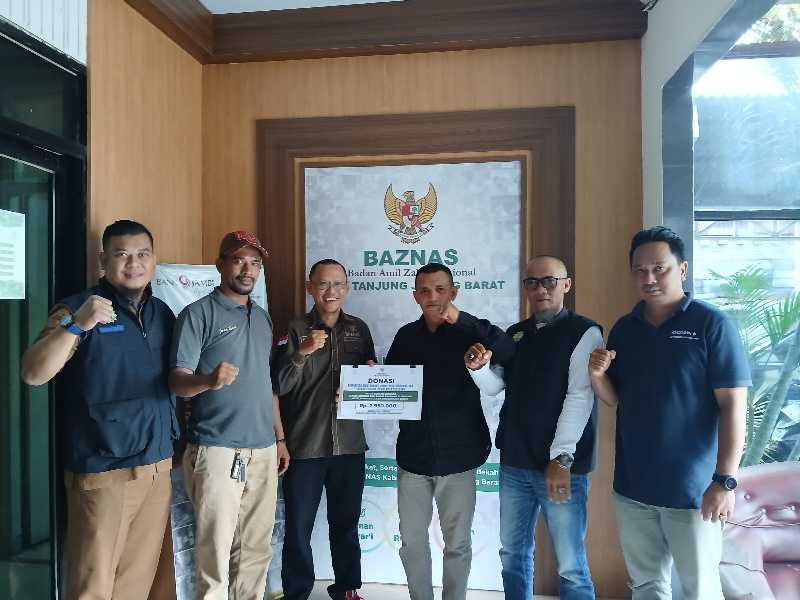 Pengurus KMJKS dan LPJKS Cabang Tanjab Barat Saat Menyerahkan Donasi Secara Simbolis (ist)