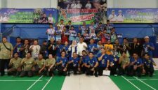 Wabup Tanjab Barat Katamso Didampingi Ketua GOW Marina Septiani, Ketua KONI, Unsur Forkopimda, Panitia, Wasit dan Pebulutangkis Peraih Juara (ist)
