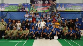 Wabup Tanjab Barat Katamso Didampingi Ketua GOW Marina Septiani, Ketua KONI, Unsur Forkopimda, Panitia, Wasit dan Pebulutangkis Peraih Juara (ist)