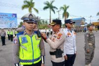 Wakapolres Tanjab Barat Kompol Andi Musahar Pasang Tanda Pita Operasi (ist)