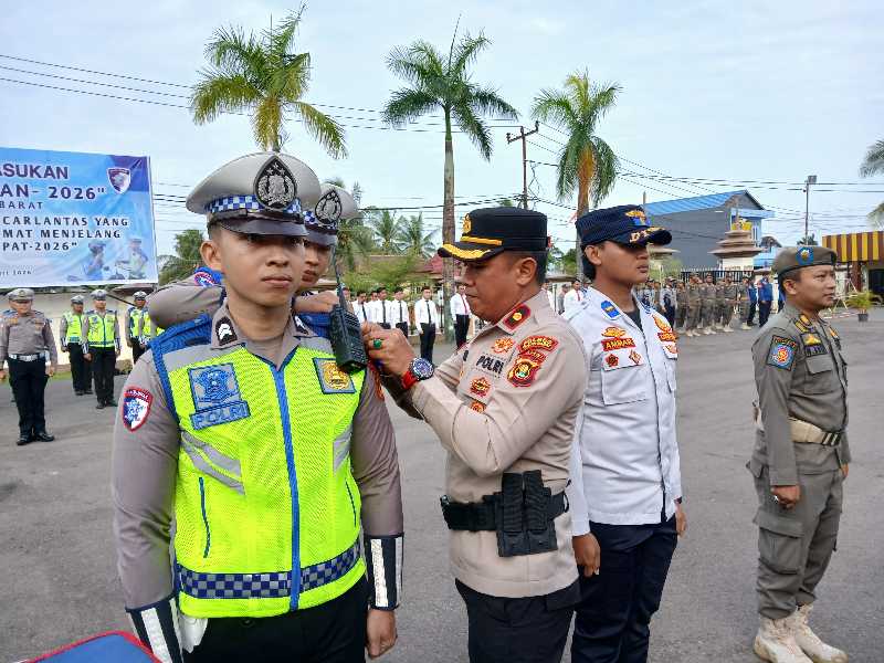 Wakapolres Tanjab Barat Kompol Andi Musahar Pasang Tanda Pita Operasi (ist)