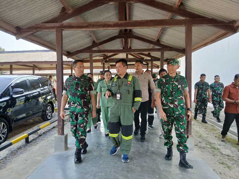 (Kiri) Pangdam XX/TIB Mayjen TNI Arief Gajah Mada, Field Manager PetroChina Arif Hari Suseno, Dandim 0419/Tanjab Letkol Inf Zulhiardi Saat Kunjungan di PetroChina (ist)