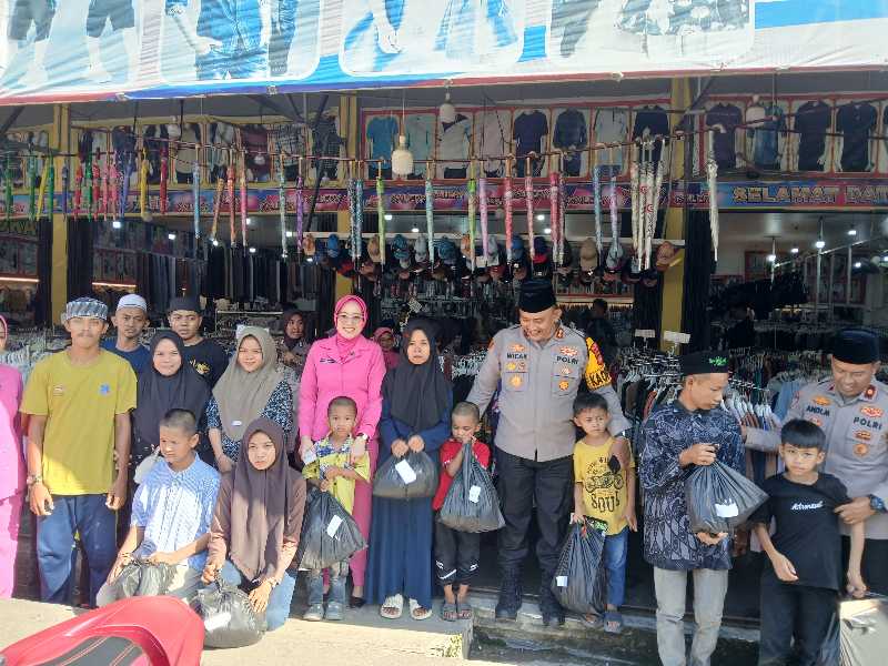 Kapolres Tanjab Barat AKBP Maulia Kuswicaksono, Wakapolres Kompol Andi Musahar, Ketua Bhayangkari dan Pengurus bersama Anak-Anak Panti Asuhan Usai Belanja Baju Lebaran (ist)