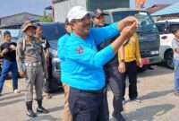 Bupati Tanjab Barat Drs H Anwar Sadat, M. Ag Saat Menaikan Layangan (ist)