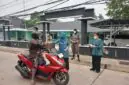 Ketua TP-PKK Tanjab Barat Hj Fadhilah Sadat, SH Bersama Pengurus Saat Bagikan Masker 