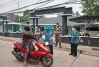 Ketua TP-PKK Tanjab Barat Hj Fadhilah Sadat, SH Bersama Pengurus Saat Bagikan Masker 