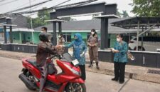 Ketua TP-PKK Tanjab Barat Hj Fadhilah Sadat, SH Bersama Pengurus Saat Bagikan Masker 