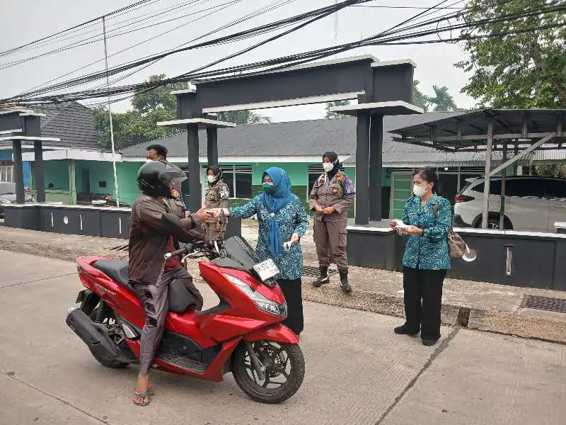 Ketua TP-PKK Tanjab Barat Hj Fadhilah Sadat, SH Bersama Pengurus Saat Bagikan Masker
