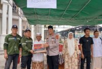 Secara Simbolis Kapolres Tanjab Barat AKBP Ramadhanil dan Perwakilan Yayasan Budhi Luhur Menyerahkan Bantuan Kepada Ketua RT 15 Untuk Warga Terdampak Kebakaran (ist)
