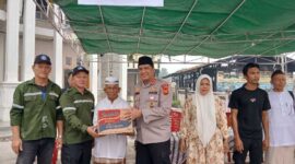 Secara Simbolis Kapolres Tanjab Barat AKBP Ramadhanil dan Perwakilan Yayasan Budhi Luhur Menyerahkan Bantuan Kepada Ketua RT 15 Untuk Warga Terdampak Kebakaran (ist)
