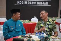 Wakil Bupati Tanjab Barat Katamso Berbincang Dengan Dandim 0419/Tanjab Letkol Inf Zulhiardi (ist)