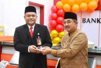Bupati Anwar Sadat Bersama Pimpinan Bank Jambi Cabang Kuala Tungkal Raden Denmar (pro)