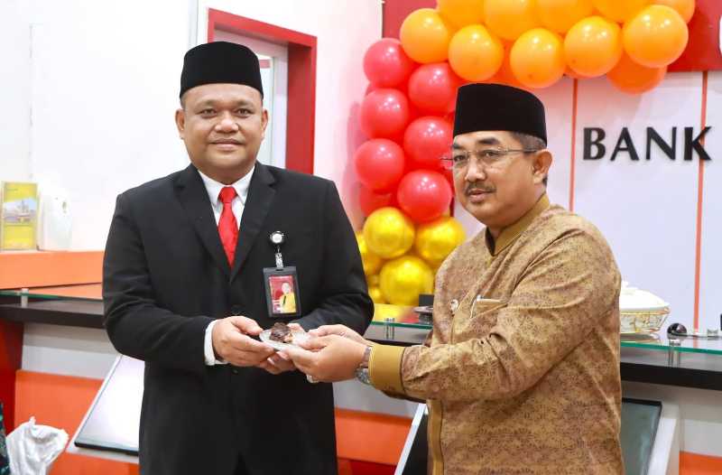 Bupati Anwar Sadat Bersama Pimpinan Bank Jambi Cabang Kuala Tungkal Raden Denmar (pro)