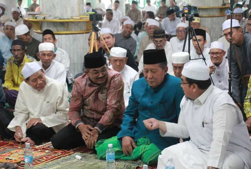 Bupati Anwar Sadat Bersama Wagub Abdullah Sani dan Ulama di Kuala Tungkal (pro)