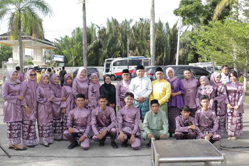 Ketua DPRD Tanjab Barat Hamdani, S. E Bersama Sejumlah Peserta Upacara (FOTO : HUMAS)