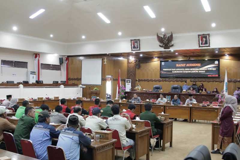 Kegiatan Audiensi Bersama Buruh di Gedung DPRD Tanjab Barat (FOTO : Humas)