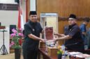 Wakil Bupati Tanjab Barat Katamso Menyerahkan Nota Pengantar Bupati ke Pimpinan Paripurna (FOTO : HMS)
