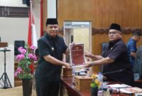 Wakil Bupati Tanjab Barat Katamso Menyerahkan Nota Pengantar Bupati ke Pimpinan Paripurna (FOTO : HMS)