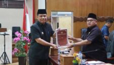 Wakil Bupati Tanjab Barat Katamso Menyerahkan Nota Pengantar Bupati ke Pimpinan Paripurna (FOTO : HMS)
