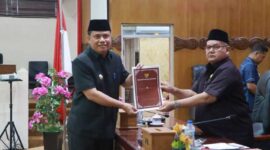 Wakil Bupati Tanjab Barat Katamso Menyerahkan Nota Pengantar Bupati ke Pimpinan Paripurna (FOTO : HMS)