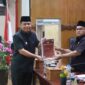 Wakil Bupati Tanjab Barat Katamso Menyerahkan Nota Pengantar Bupati ke Pimpinan Paripurna (FOTO : HMS)