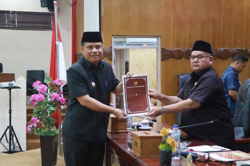 Wakil Bupati Tanjab Barat Katamso Menyerahkan Nota Pengantar Bupati ke Pimpinan Paripurna (FOTO : HMS)