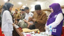 Bupati Tanjab Barat Drs H Anwar Sadat, M. Ag Tinjau Kegiatan Khitanan.