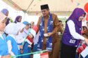Bupati Tanjab Barat Drs H Anwar Sadat, M. Ag bersama Ketua TP-PKK Hj Fadhilah Sadat, SH saat Peresmian Posyandu (hms)