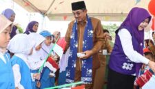 Bupati Tanjab Barat Drs H Anwar Sadat, M. Ag bersama Ketua TP-PKK Hj Fadhilah Sadat, SH saat Peresmian Posyandu (hms)
