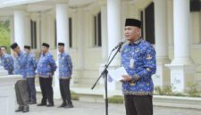 Sekda Tanjab Barat Hermansyah Saat Pimpin Apel 