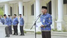 Sekda Tanjab Barat Hermansyah Saat Pimpin Apel 