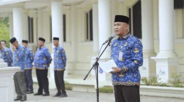 Sekda Tanjab Barat Hermansyah Saat Pimpin Apel 