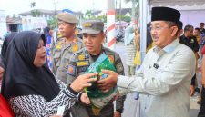 Bupati Anwar Sadat Turut Serta Melayani Warga Yang Belanja Sembako (pro/fadli)