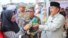 Bupati Anwar Sadat Turut Serta Melayani Warga Yang Belanja Sembako (pro/fadli)