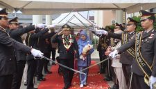 Tradisi Pedang Pora Pelepasan Personel Purna Tugas Polres Tanjab Barat (hms)