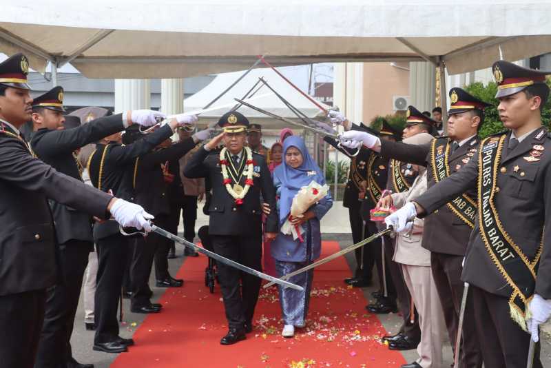 Tradisi Pedang Pora Pelepasan Personel Purna Tugas Polres Tanjab Barat (hms)