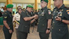 Brigjen TNI Heri Purwanto Pasang Tanda Jabatan Kasrem 042/Gapu (penrem 042/Gapu)
