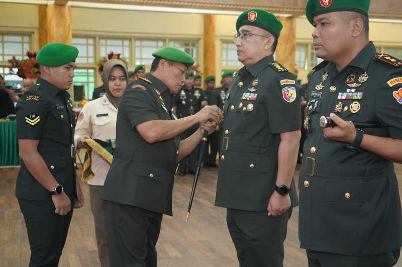 Brigjen TNI Heri Purwanto Pasang Tanda Jabatan Kasrem 042/Gapu (penrem 042/Gapu)