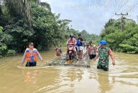 Kapolsek Merlung AKP Agung Heru Wibowo Bersama Personel dan Babinsa Bantu Warga Lewati Genangan Banjir di Lubuk Terap Gunakan Rakit (ist)