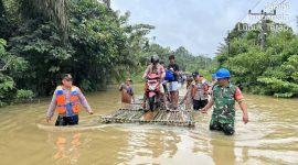 Kapolsek Merlung AKP Agung Heru Wibowo Bersama Personel dan Babinsa Bantu Warga Lewati Genangan Banjir di Lubuk Terap Gunakan Rakit (ist)