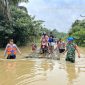 Kapolsek Merlung AKP Agung Heru Wibowo Bersama Personel dan Babinsa Bantu Warga Lewati Genangan Banjir di Lubuk Terap Gunakan Rakit (ist)