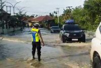 Personel Polsek Merlung Saat Melakukan Pengaturan Lalu Lintas (hms)