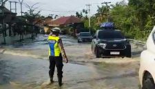 Personel Polsek Merlung Saat Melakukan Pengaturan Lalu Lintas (hms)