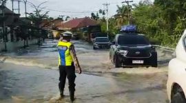Personel Polsek Merlung Saat Melakukan Pengaturan Lalu Lintas (hms)