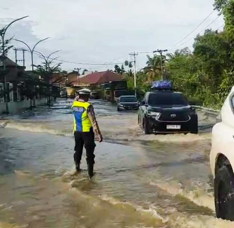 Personel Polsek Merlung Saat Melakukan Pengaturan Lalu Lintas (hms)