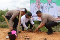 Wakapolres Tanjab Barat Kompol Andi Musahar Bersama Personel Saat Penanaman Pohon (hms)
