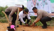 Wakapolres Tanjab Barat Kompol Andi Musahar Bersama Personel Saat Penanaman Pohon (hms)